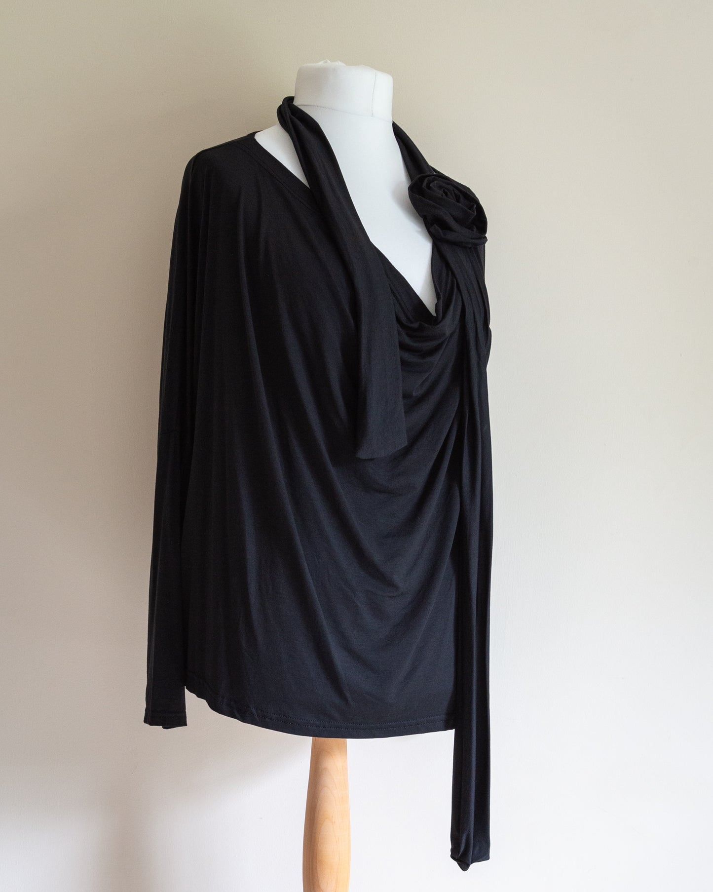 Scarf rose top in black