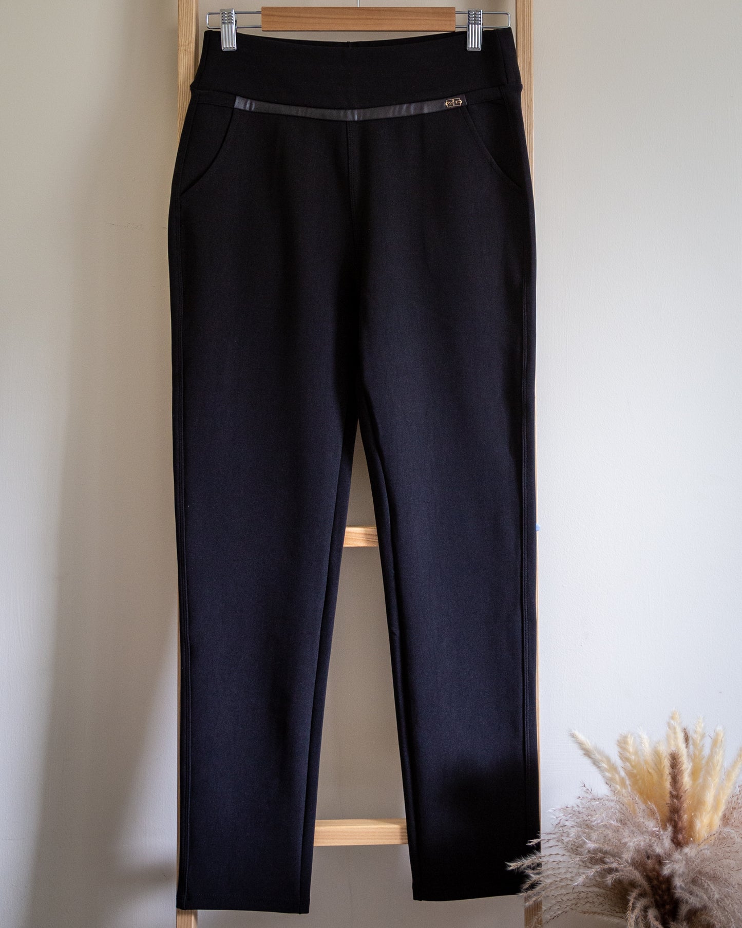 Scuba pocket jeggings in black