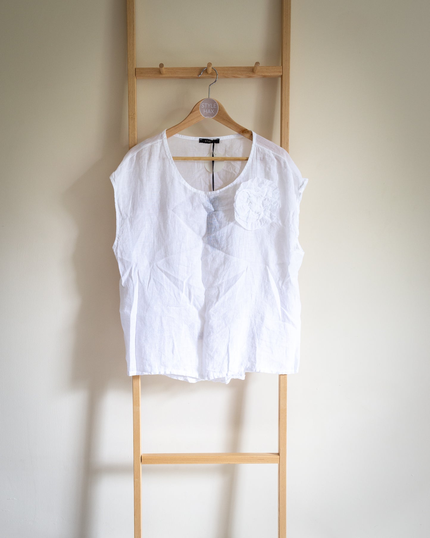 Rose linen top in white