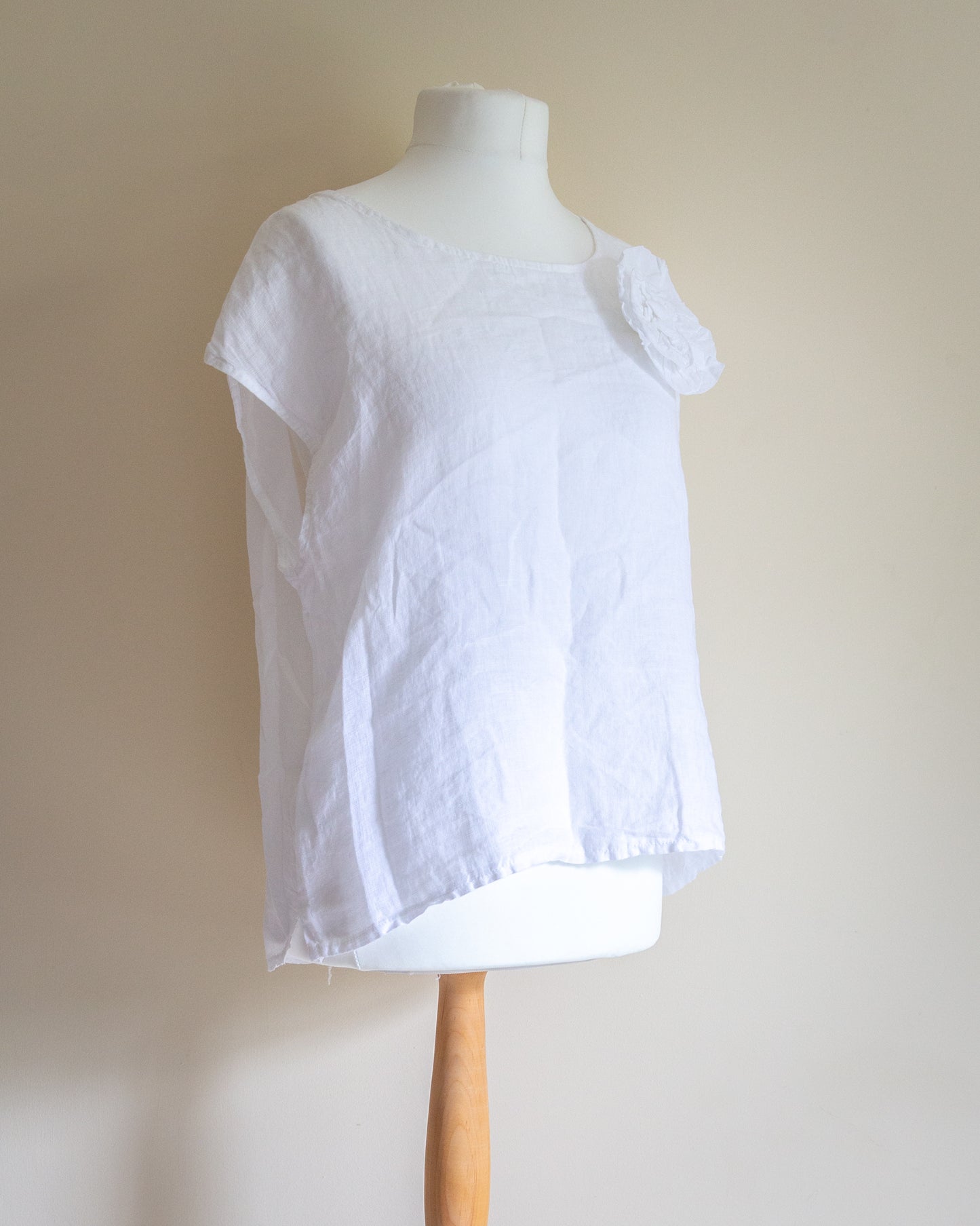 Rose linen top in white