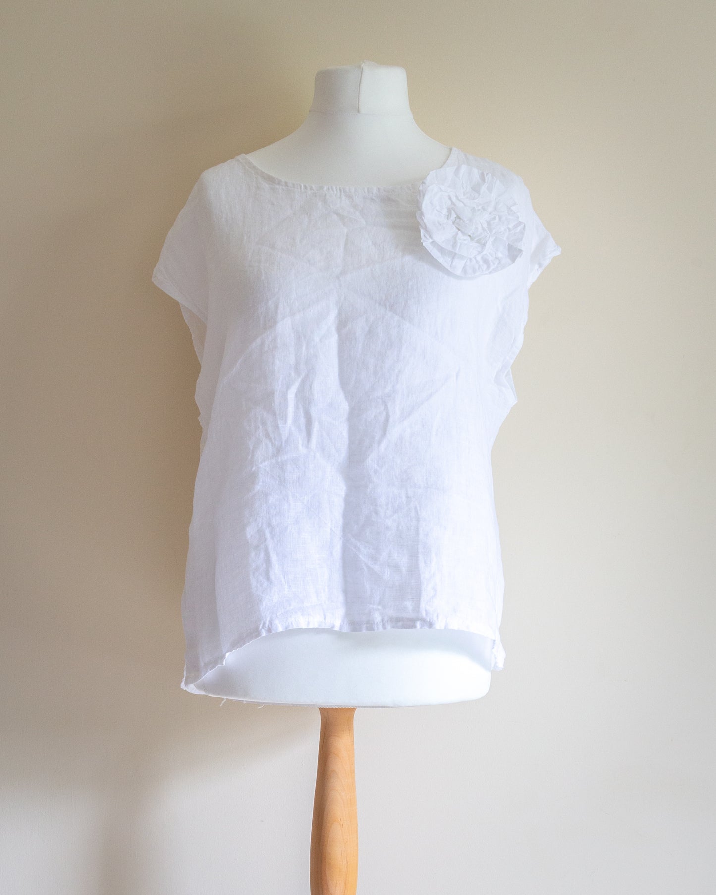 Rose linen top in white