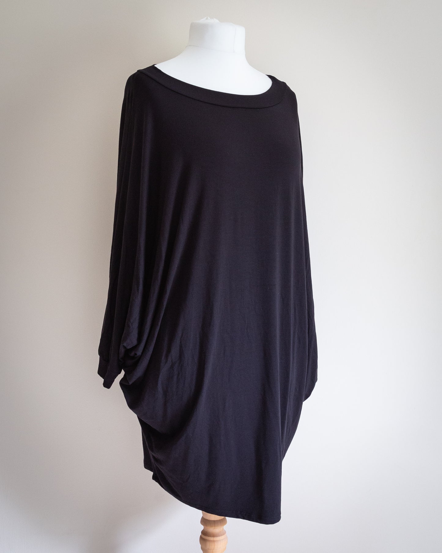 Stevie batwing sleeve long line jersey tee in black