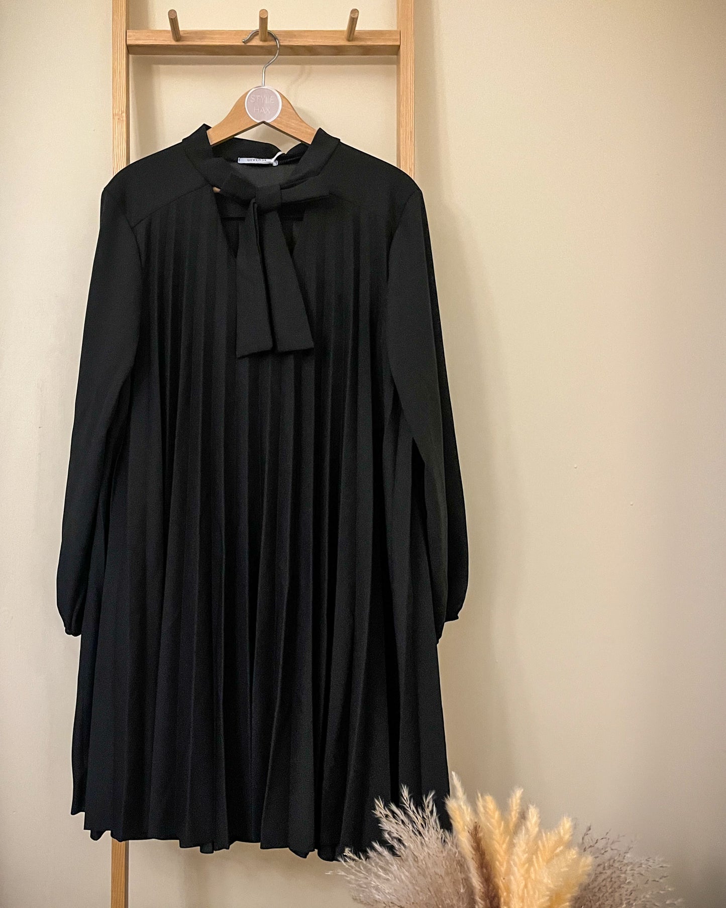 Tie neck pleated dress in black