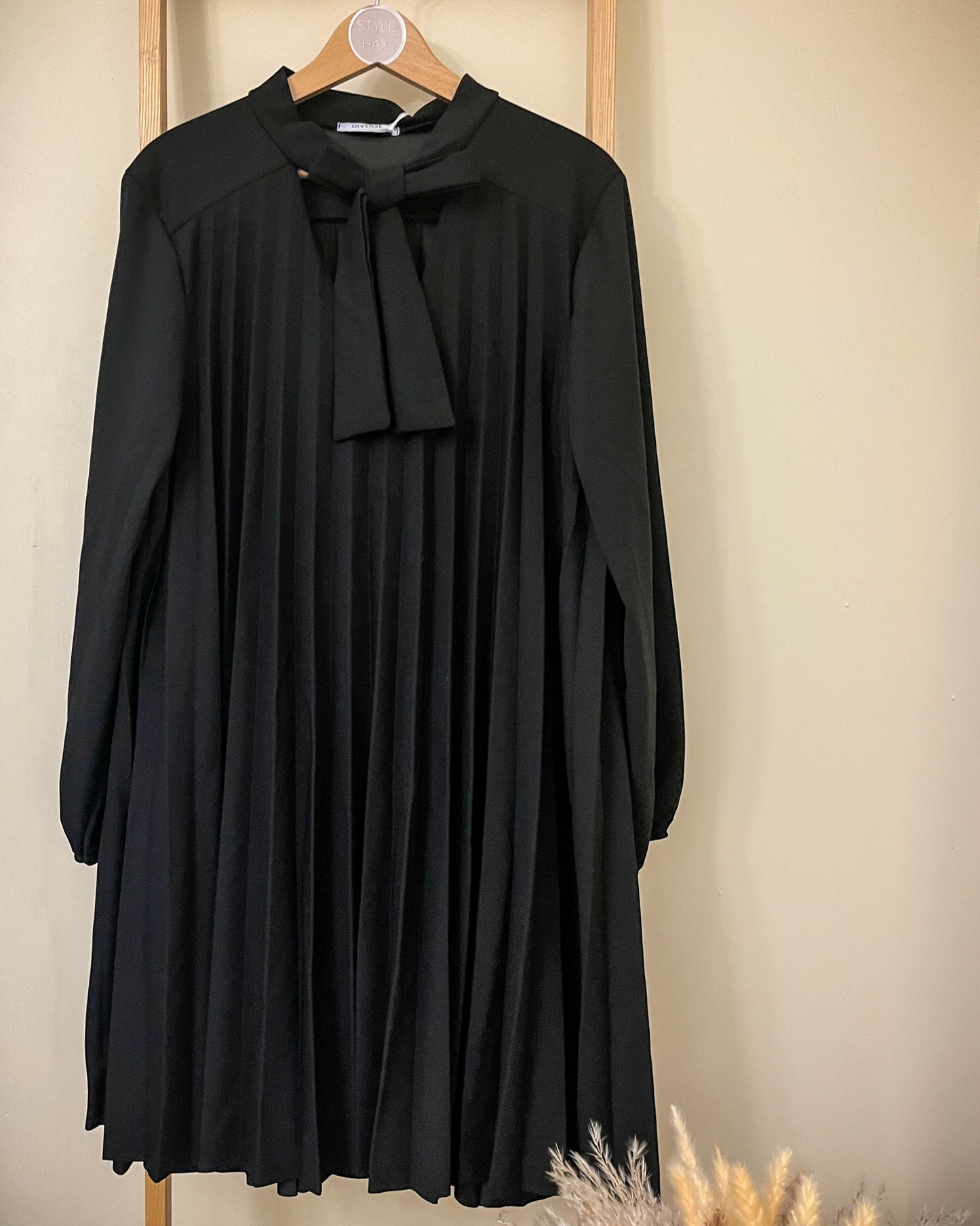 Tie neck pleated dress in black