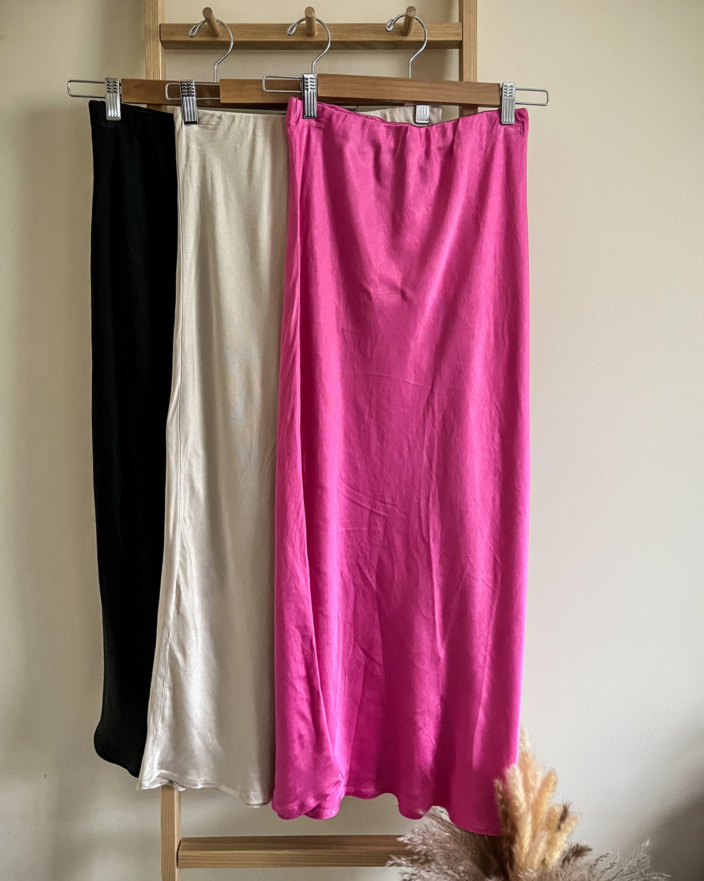 Satin slip skirt in fuchsia